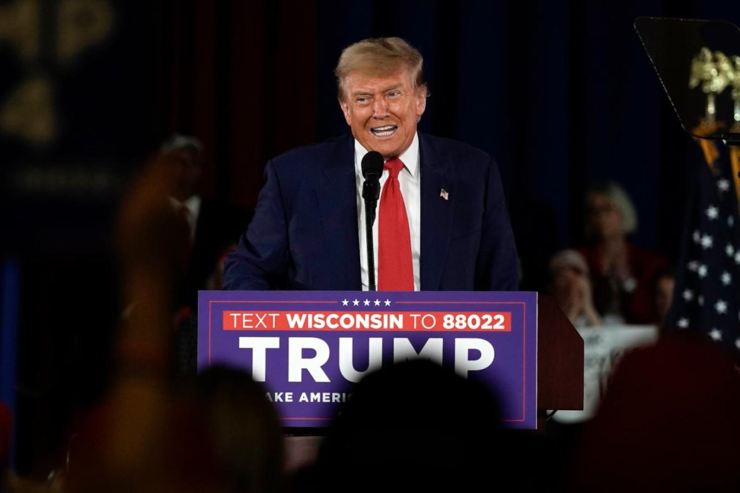 Donald Trump çarşamba günü Wisconsin'deki mitingde destekçilerine Biden yönetiminin ABD'de "7 Ekim tarzı bir saldırının" koşullarını yaratmayı planladığını söyledi (AP)