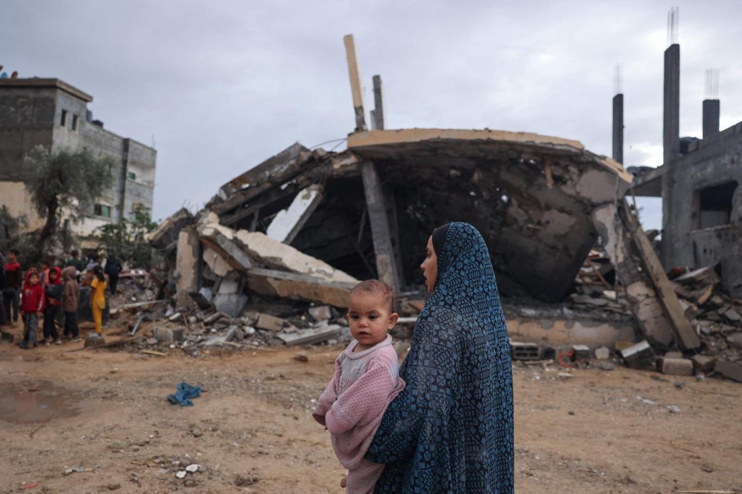 İsrail'in 7 Ekim'den bu yana Gazze Şeridi'ne düzenlediği saldırılarda 14 bin 944'ü çocuk, 9 bin 849'u kadın en az 34 bin 683 Filistinli öldürüldü (AFP)