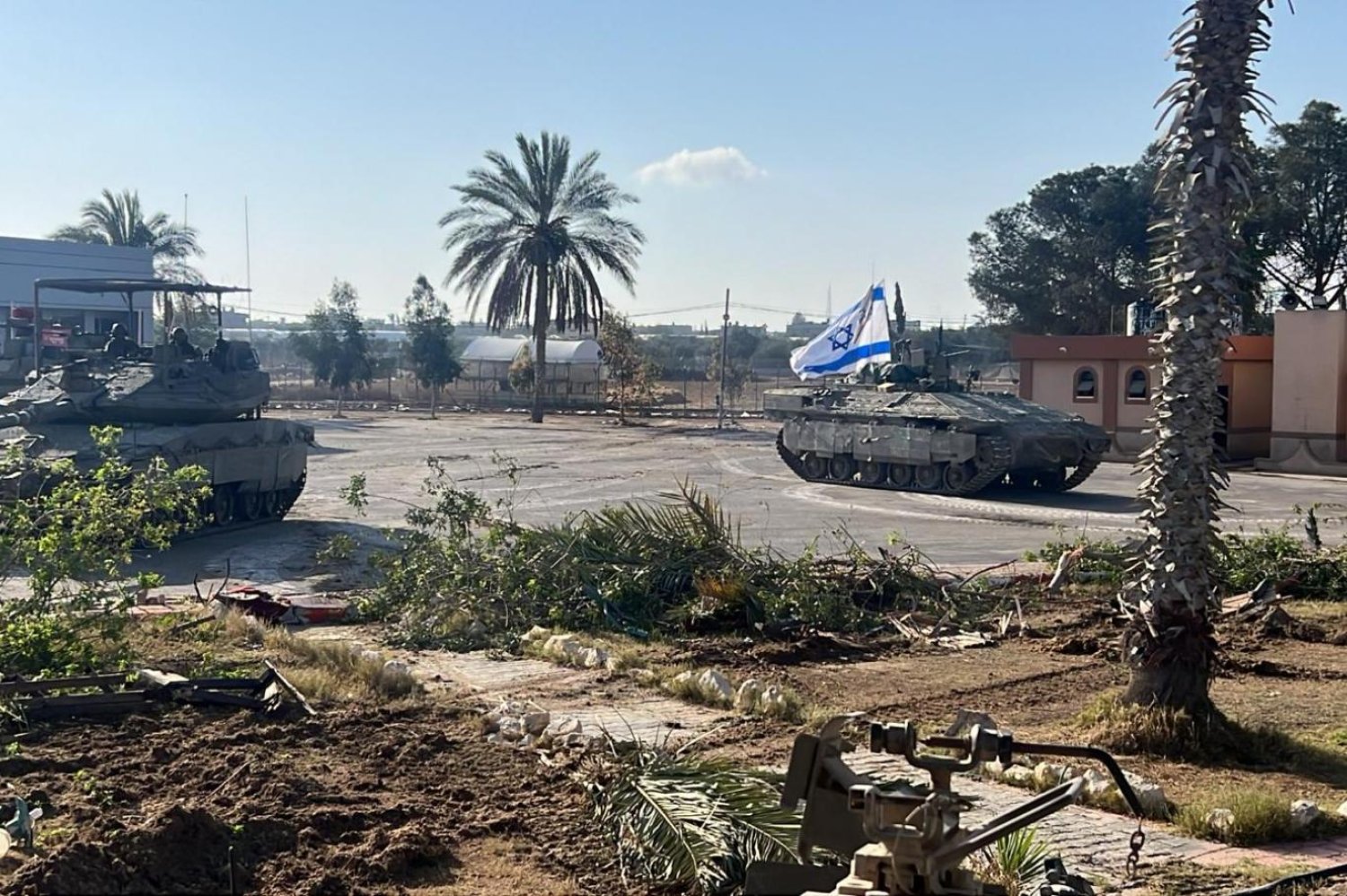IDF, tank birliklerinin Refah sınır kapısının Filistin tarafında kontrolü ele geçirdiğini bildirdi (IDF)