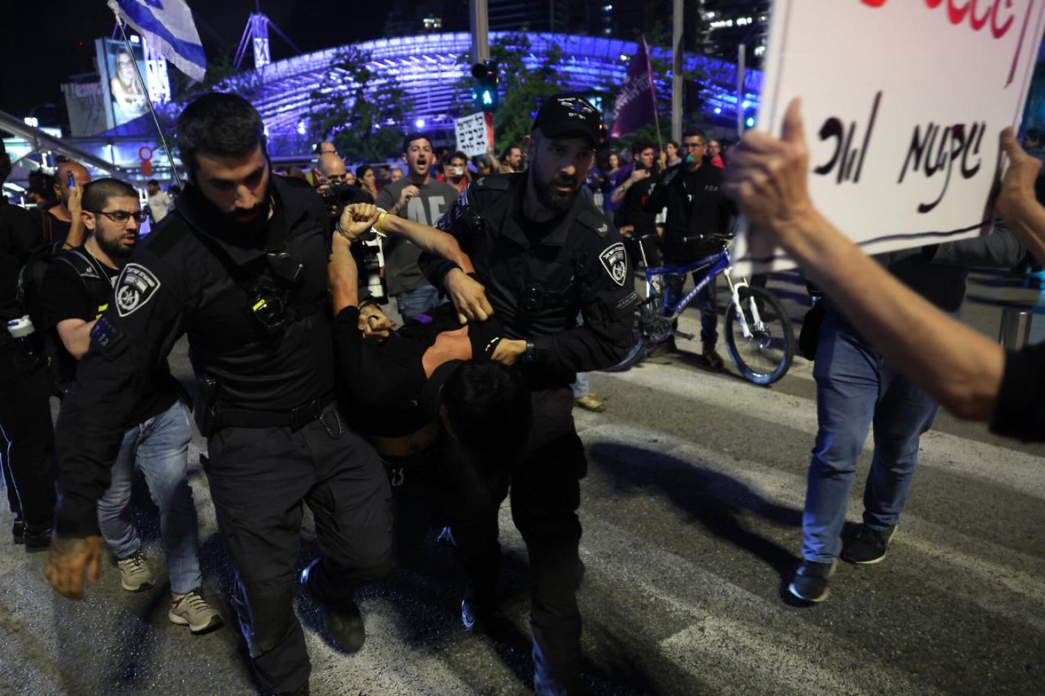 Tel Aviv'de Netanyahu yönetimine karşı dün sokağa inip yolları kapatan aktivistlere polis müdahale etti (AFP)
