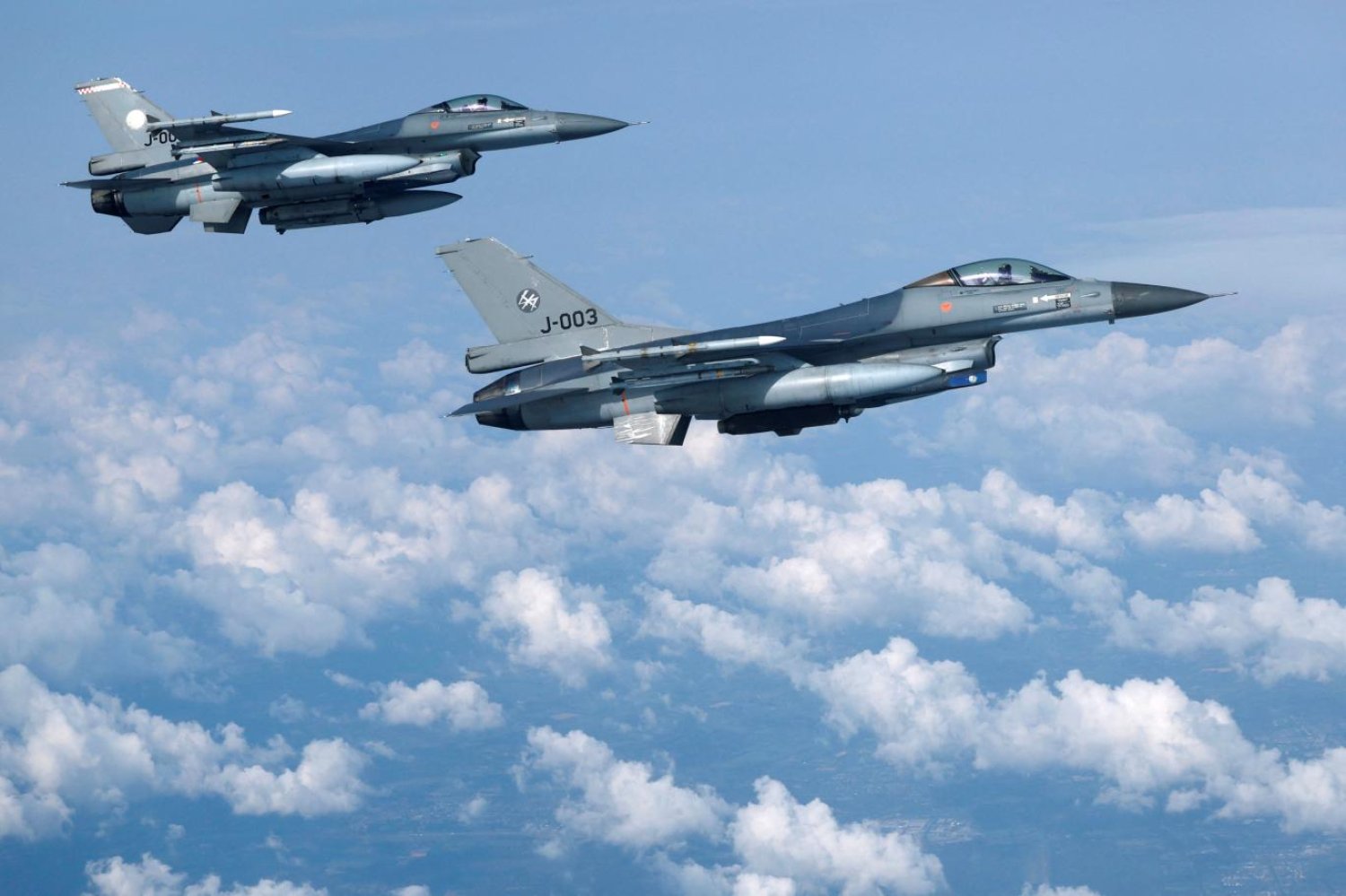 Ukraynalı yetkililer, Hollanda ve Danimarka'nın göndereceği F-16'ların bu ay ulaşmasını beklediğini söylemişti (Reuters)