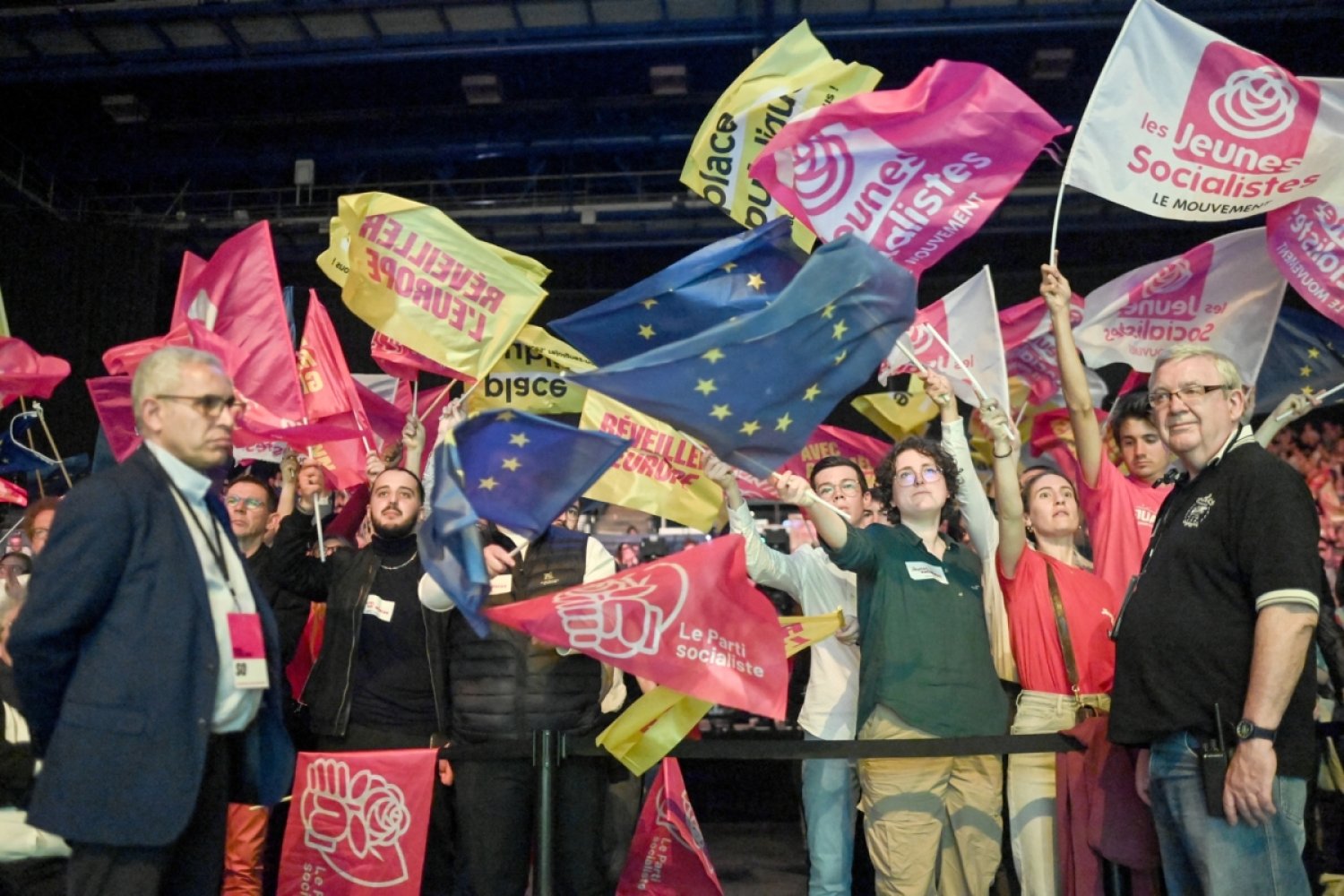 Nantes yakınlarında AP seçimleri öncesinde (Fransız) Sosyalist Partisi (PS) ve Avrupa Halk Partisi (EPP) bayrakları sallayan parti destekçileri, 13 Nisan 2024 (AFP)