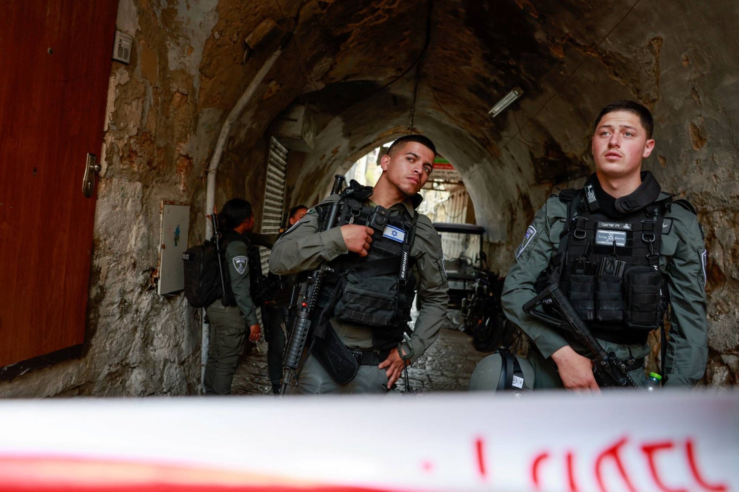İsrail polisi Kudüs'teki bıçaklama olayının gerçekleştiği bölgeyi kordon altına aldı. (Reuters)