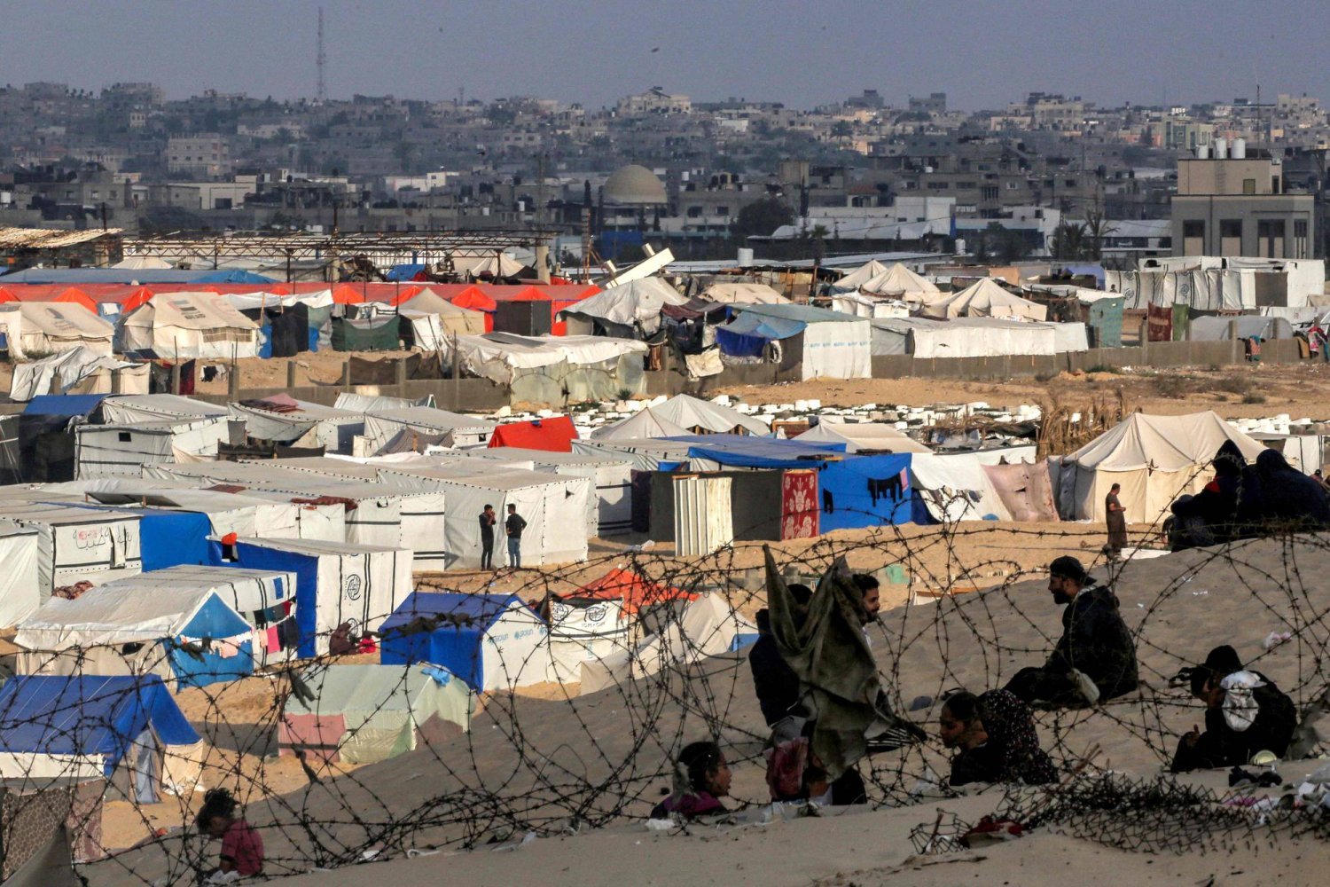 Gazze Şeridi'nin güneyindeki Refah'ta yerinden edilmişler için kurulan bir kamp (AFP)