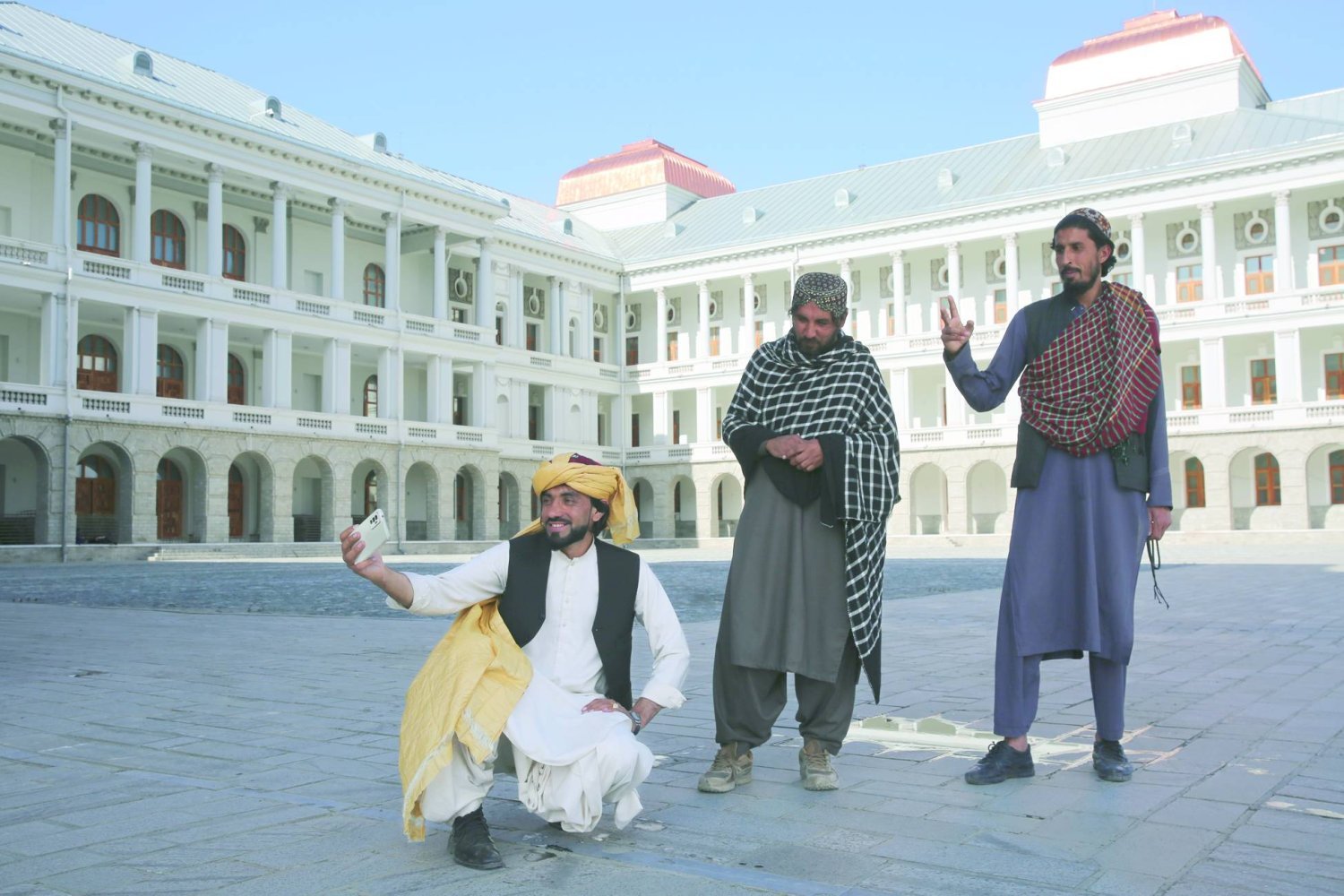 Başkent Kabil'deki yenilenen Darul Aman Sarayı'nda selfie yapan Afganlar (AP)