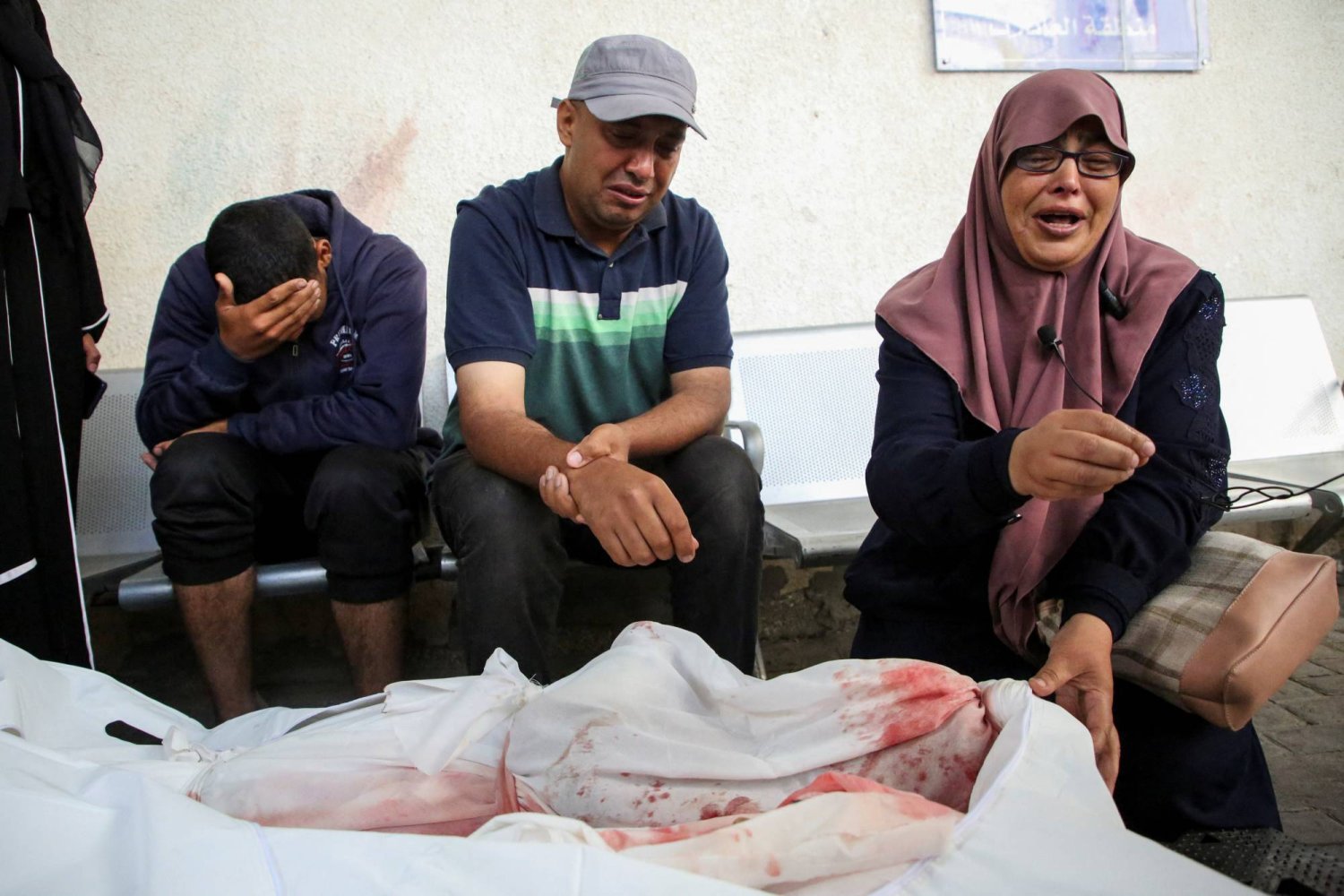 İsrail'in Refah’a yönelik hava saldırılarında ölen yakınlarının naaşlarının başında ağlayan Filistinliler (Reuters)