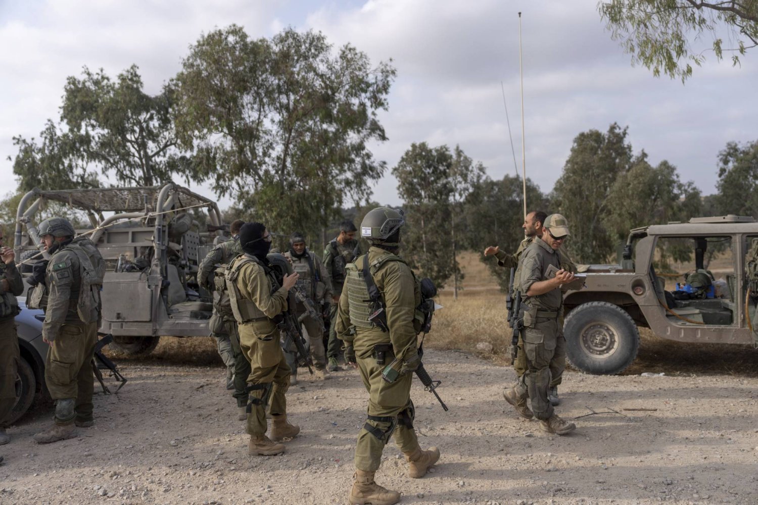 Gazze Şeridi sınırındaki bir grup İsrail askeri (AP)
