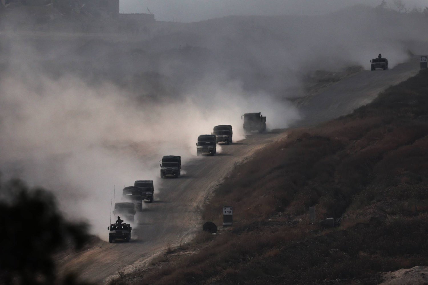 İsrail güçleri Gazze Şeridi'ni kuzey ve güney olmak üzere ikiye ayıran yolda devriye geziyor. (EPA)