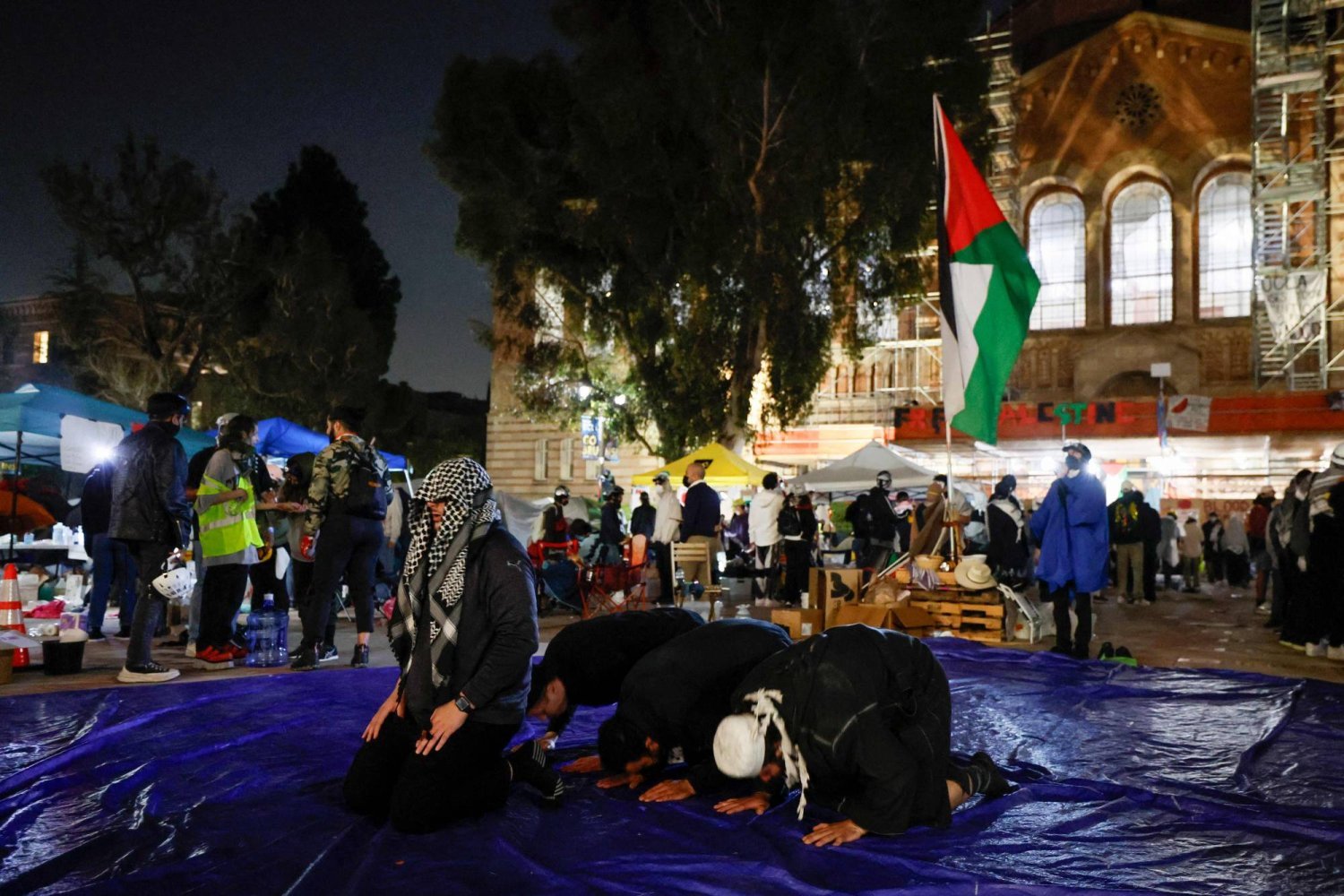 California Üniversitesi'ndeki Gazze savaşı karşıtı protestocular (AFP)