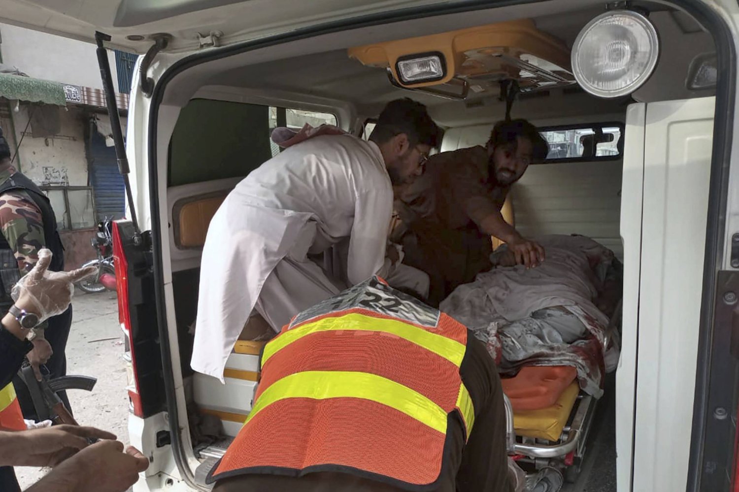 Yaralılar ambulansa taşınırken (AP_Arşiv)
