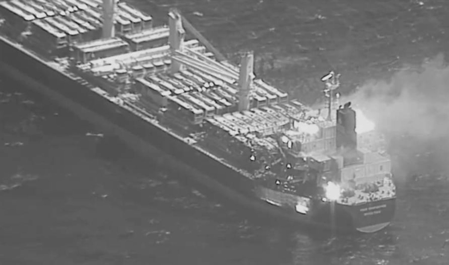 Aden Körfezi'nde Husilere ait bir füze tarafından vurulan kargo gemisinin havadan fotoğrafı (ABD Ordusu)