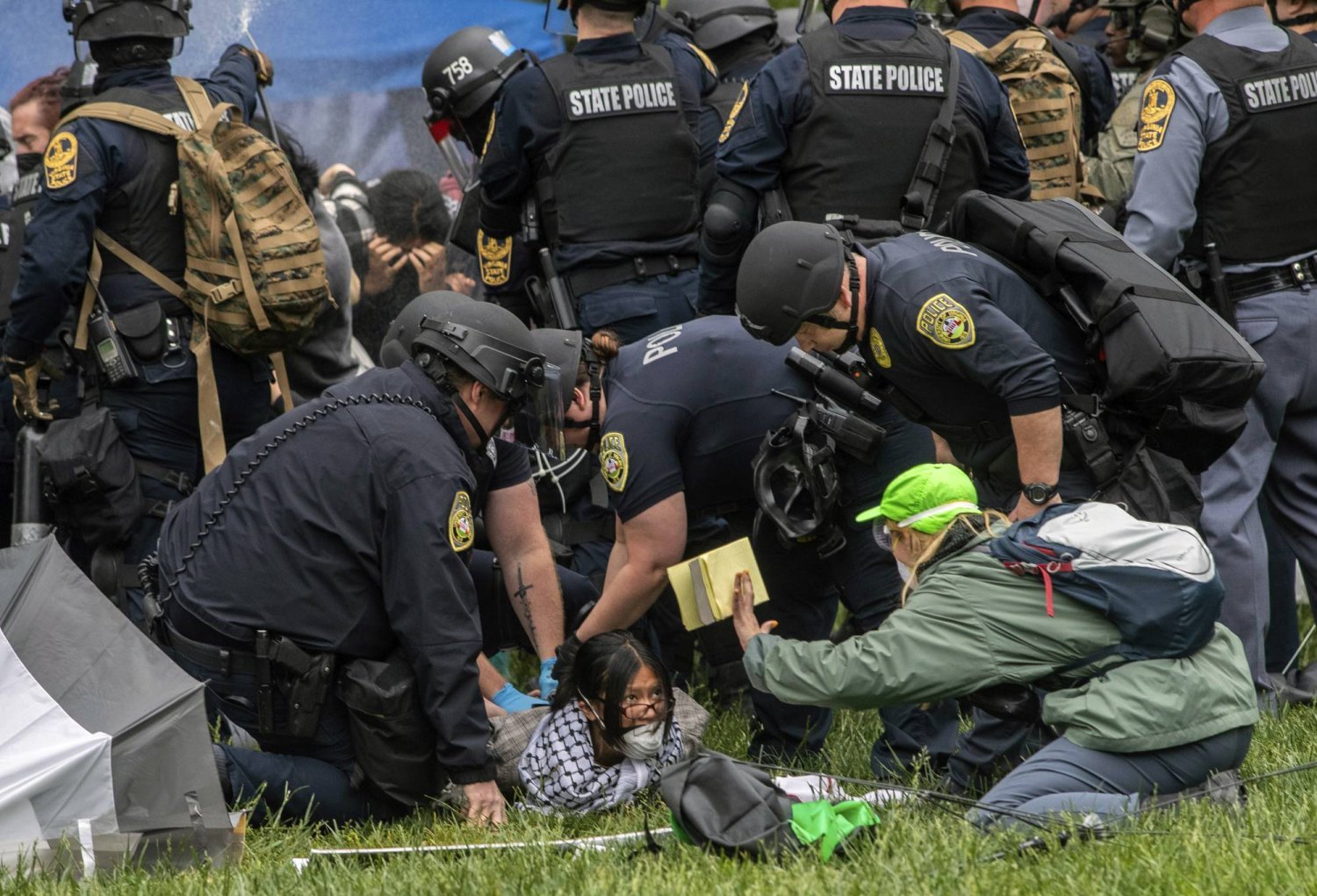 Çevik kuvvet polisi, Charlottesville'deki Virginia Üniversitesi'nde Filistin yanlısı bir göstericiyi gözaltına aldı. (AP)