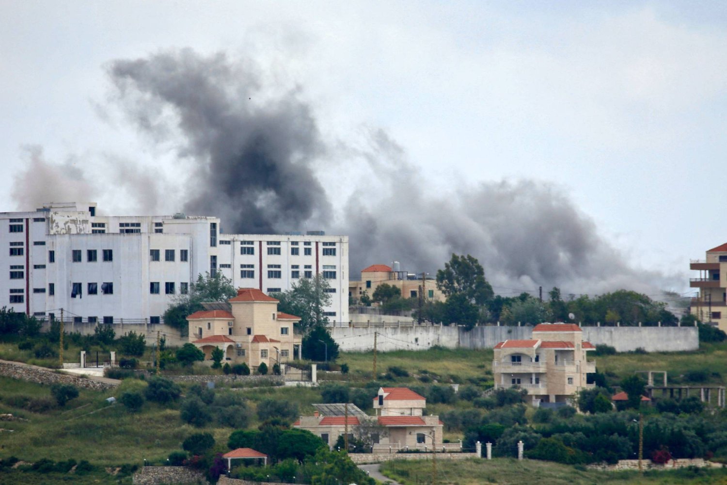  İsrail'in Lübnan'ın güneyindeki Tayr Harfa köyüne düzenlediği hava saldırısı sonucu dumanlar yükseliyor. (AFP)