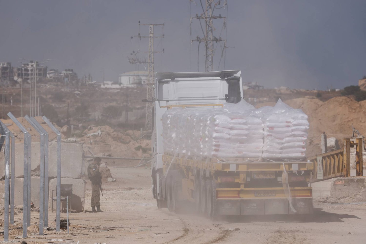 İnsani yardım yüklü tırlar İsrail'in güneyindeki Erez Sınır Kapısı’ndan Gazze Şeridi'ne giriyor. (Reuters)
