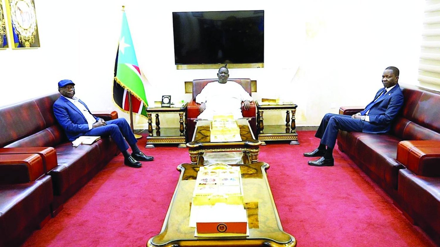 Şemseddin Kebaşi (sağda) ve Abdulaziz el-Hilu (solda), Güney Sudan Devlet Başkanı Salva Kiir Mayardit’in danışmanı Tut Kulvak’ın (ortada) arabuluculuğunda Cuba’da bir araya geldi. (SUNA)