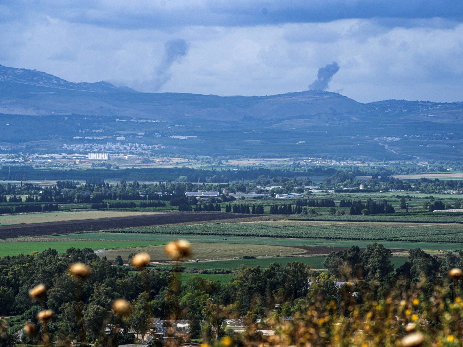 İsrail hava saldırısının ardından Lübnan’ın güneyinden dumanlar yükseliyor. (Reuters)