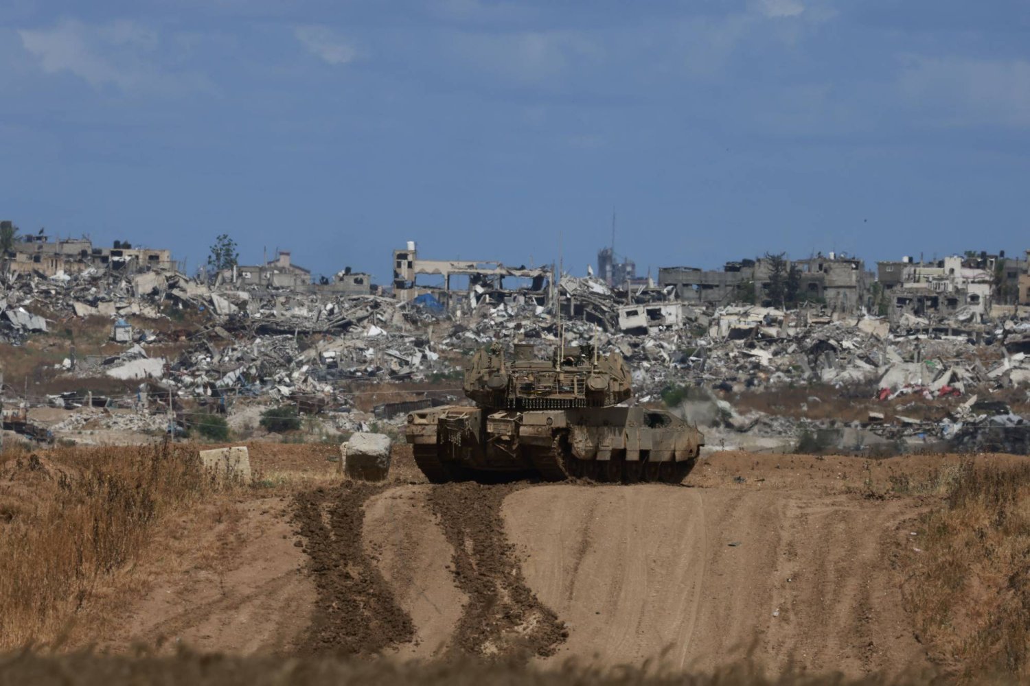 Gazze Şeridi sınırı yakınlarında konuşlanmış bir İsrail tankı (AFP)