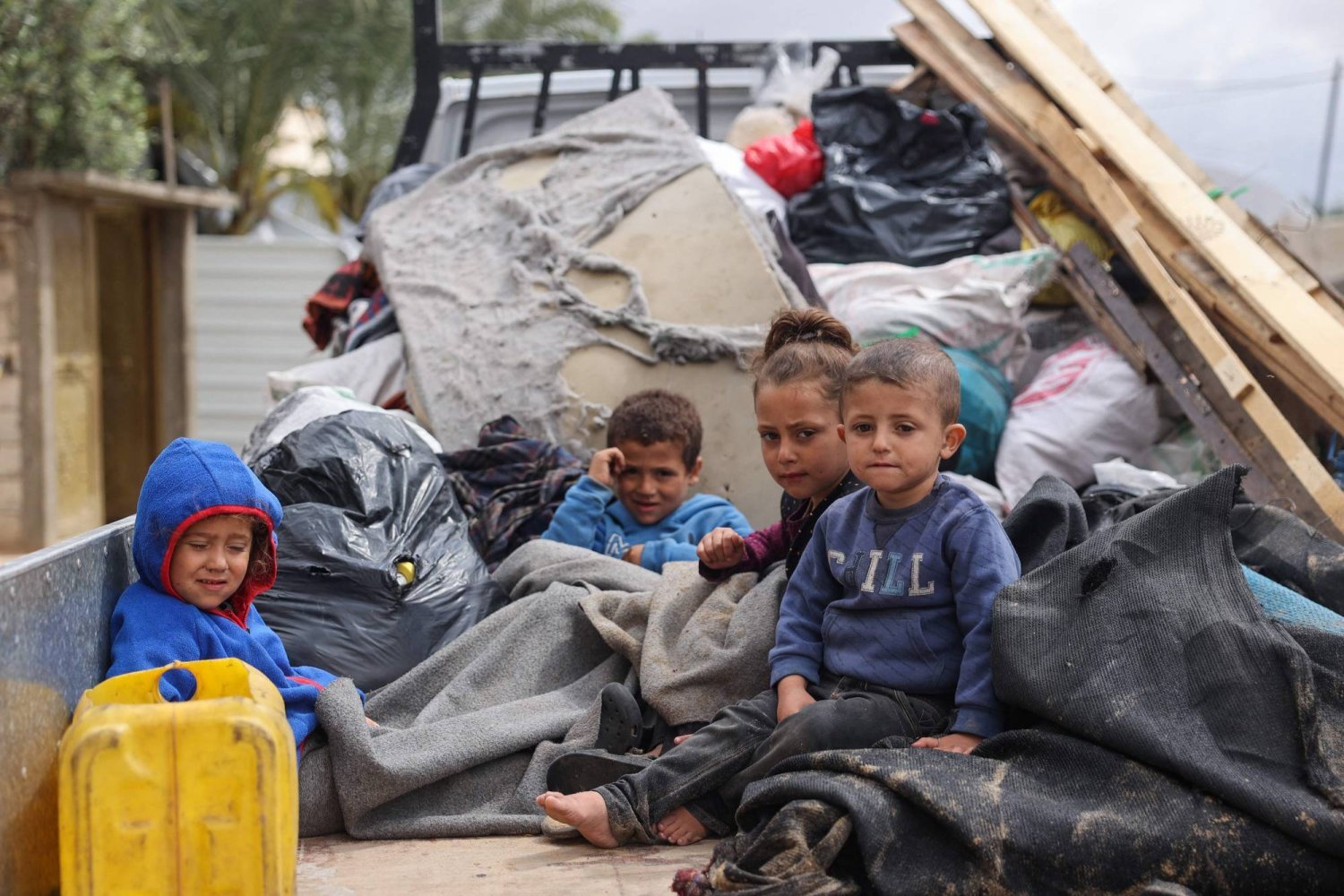 Refah'tan tahliye edilmeyi bekleyen Filistinli çocuklar (AFP)