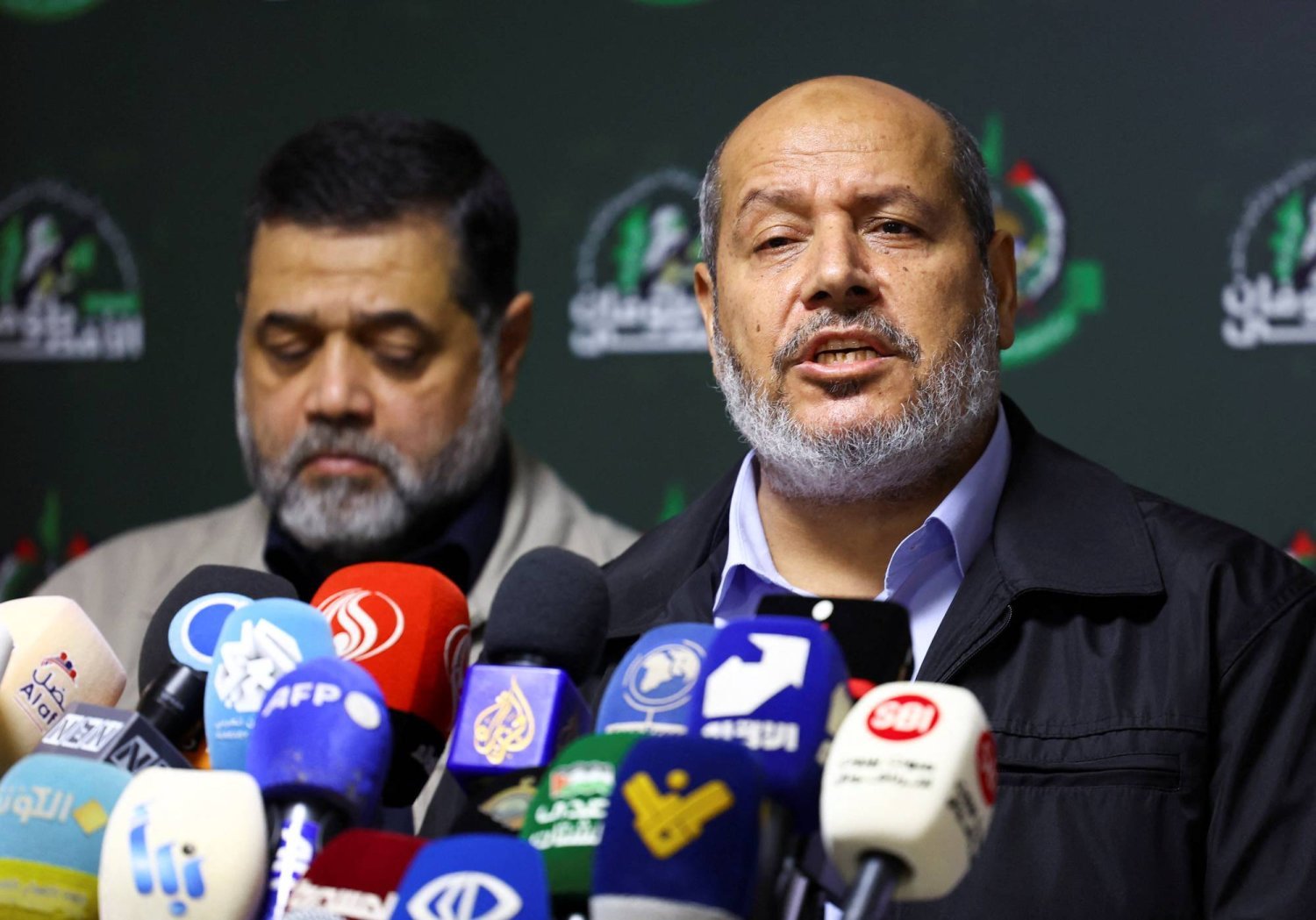 Hamas’ın Gazze Yönetimi Başkan Yardımcısı Halil el-Hayya ve Hamas’ın Lübnan Temsilcisi Usame Hamdan, basın toplantısında (Reuters- Arşiv)