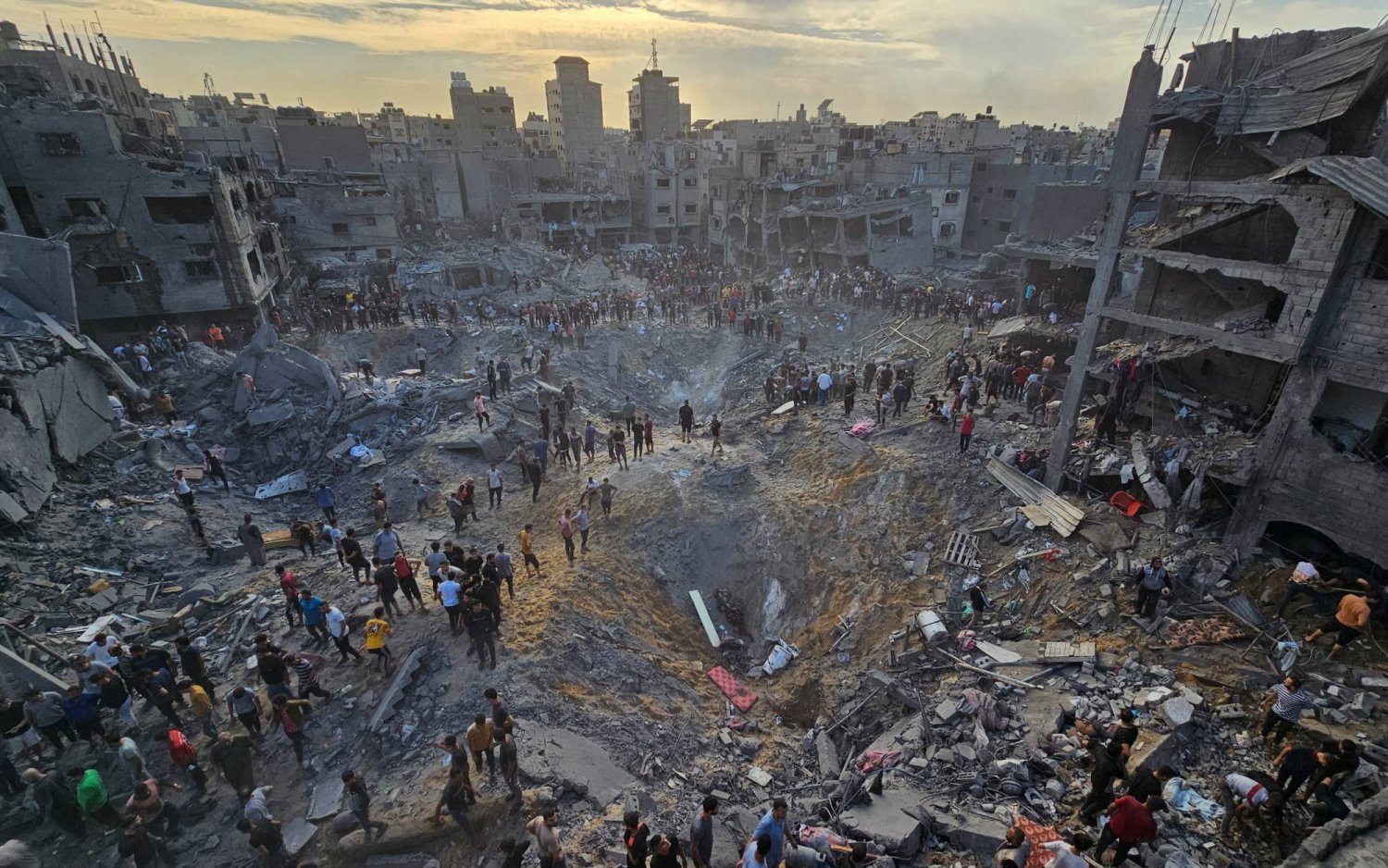 İsrail'in Cibaliye Mülteci Kampı’nı bombalamasının ardından enkaz altında yakınlarını arayan Filistinliler, 31 Ekim 2023 (Reuters)