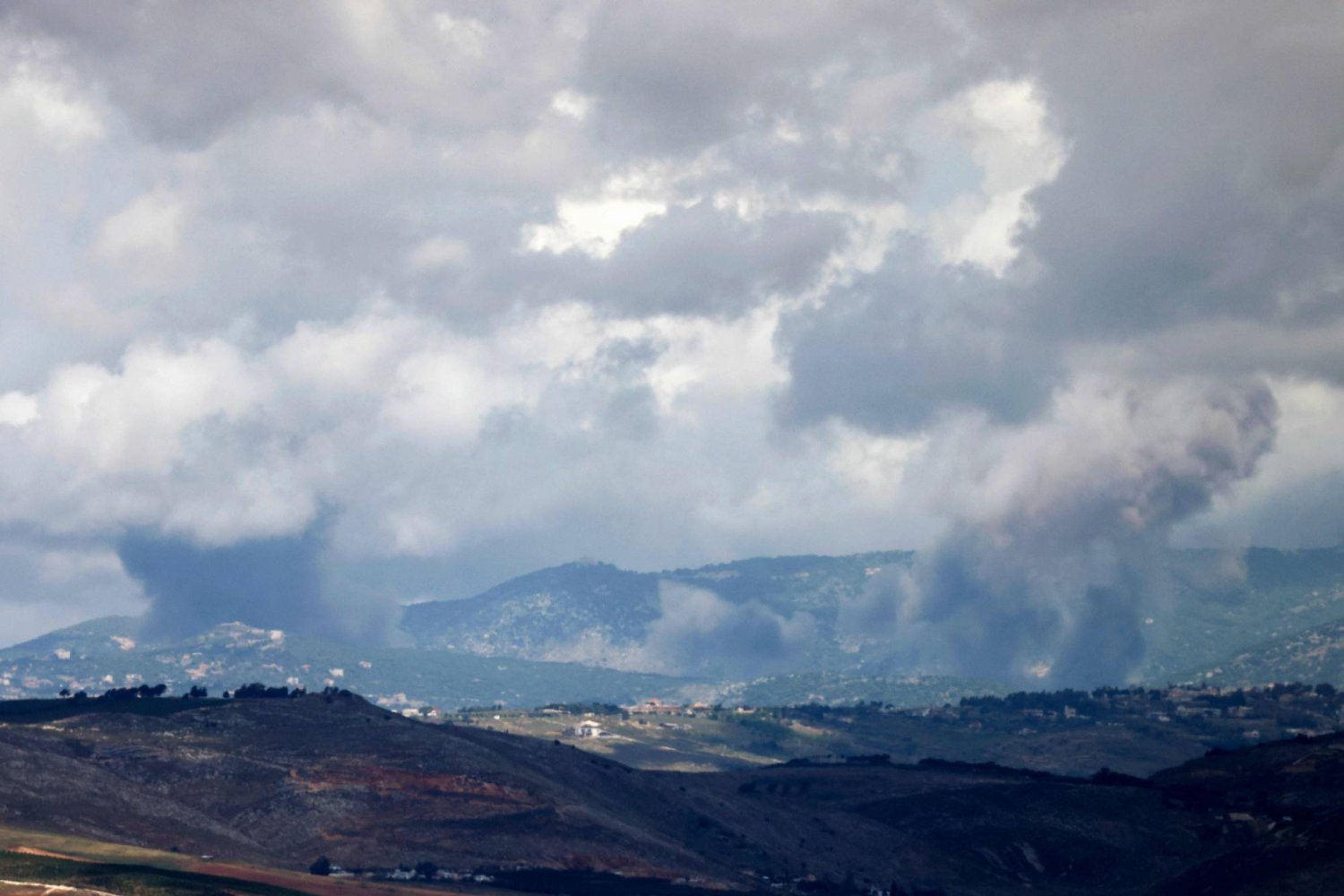 İsrail'in kuzey Lübnan sınırından yükselen dumanlar (AFP)