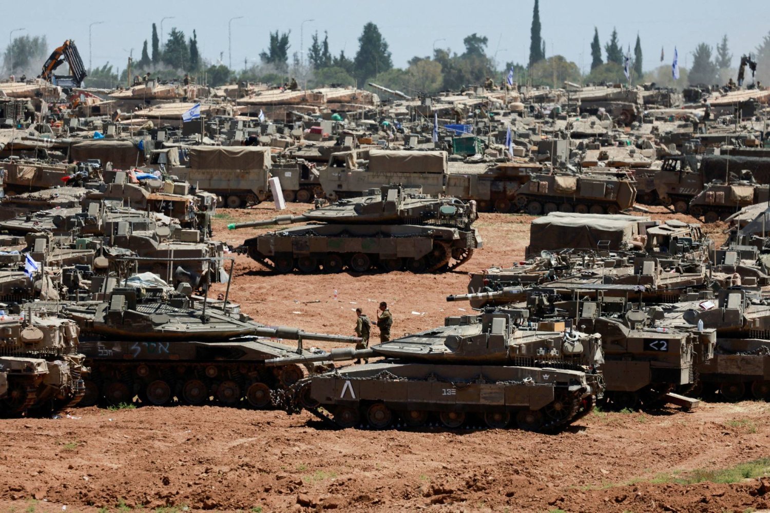 Gazze Şeridi sınırı yakınında konuşlanmış İsrail askeri araçları, 8 Mayıs 2024. (Reuters)