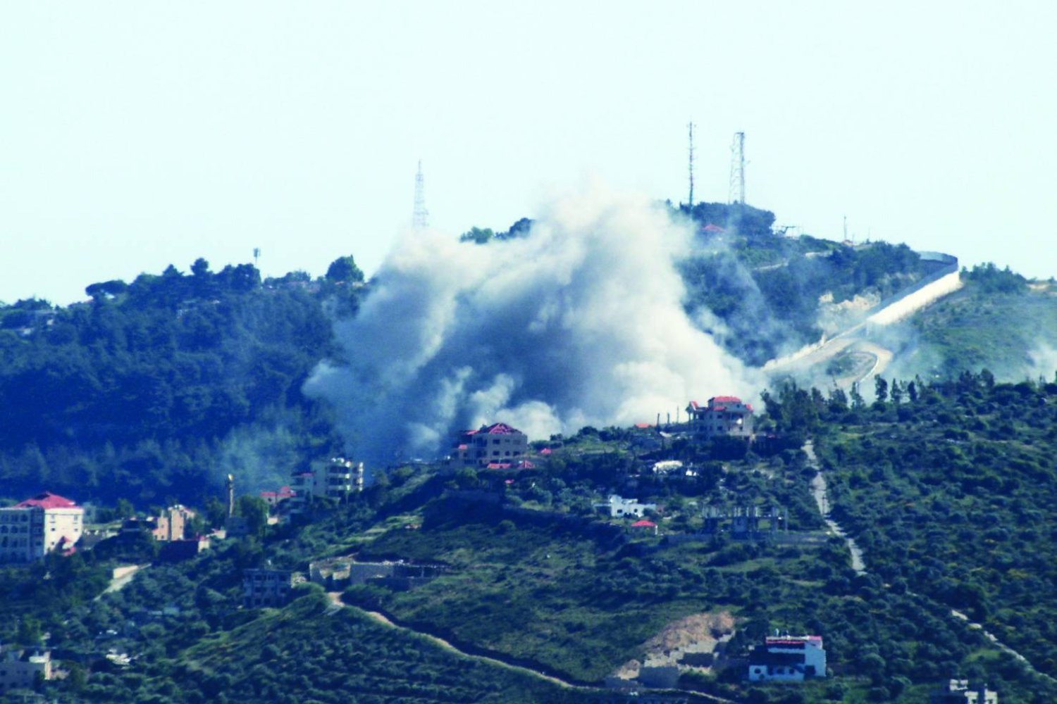İsrail'in dün (çarşamba) Lübnan'ın güneyindeki el-Adise köyüne düzenlediği hava saldırısının ardından dumanlar yükseliyor. (AFP)