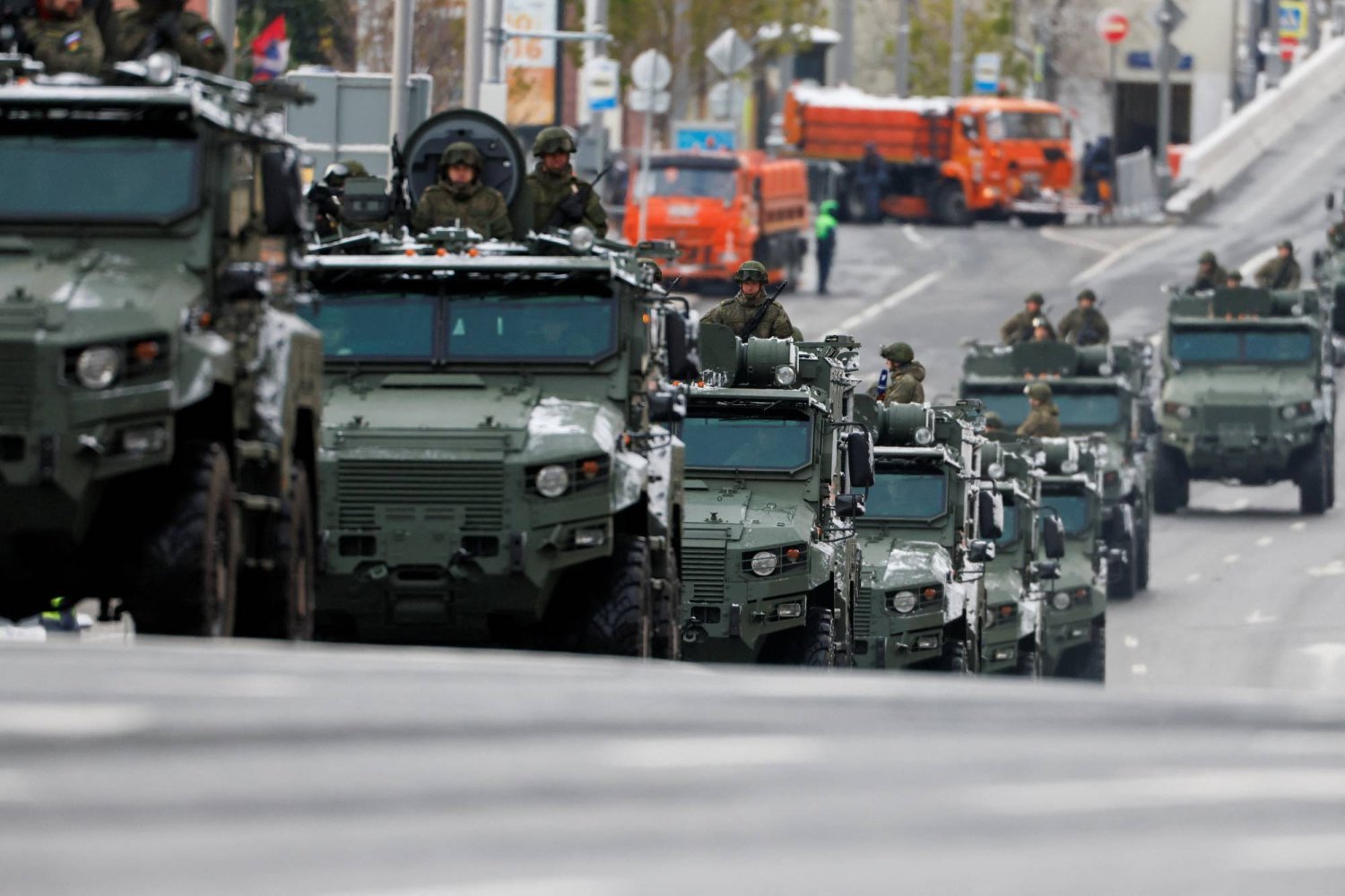 Zafer Bayramı'ndaki askerî geçit töreni öncesinde yol boyunca ilerleyen Rus askeri araçları (Reuters)