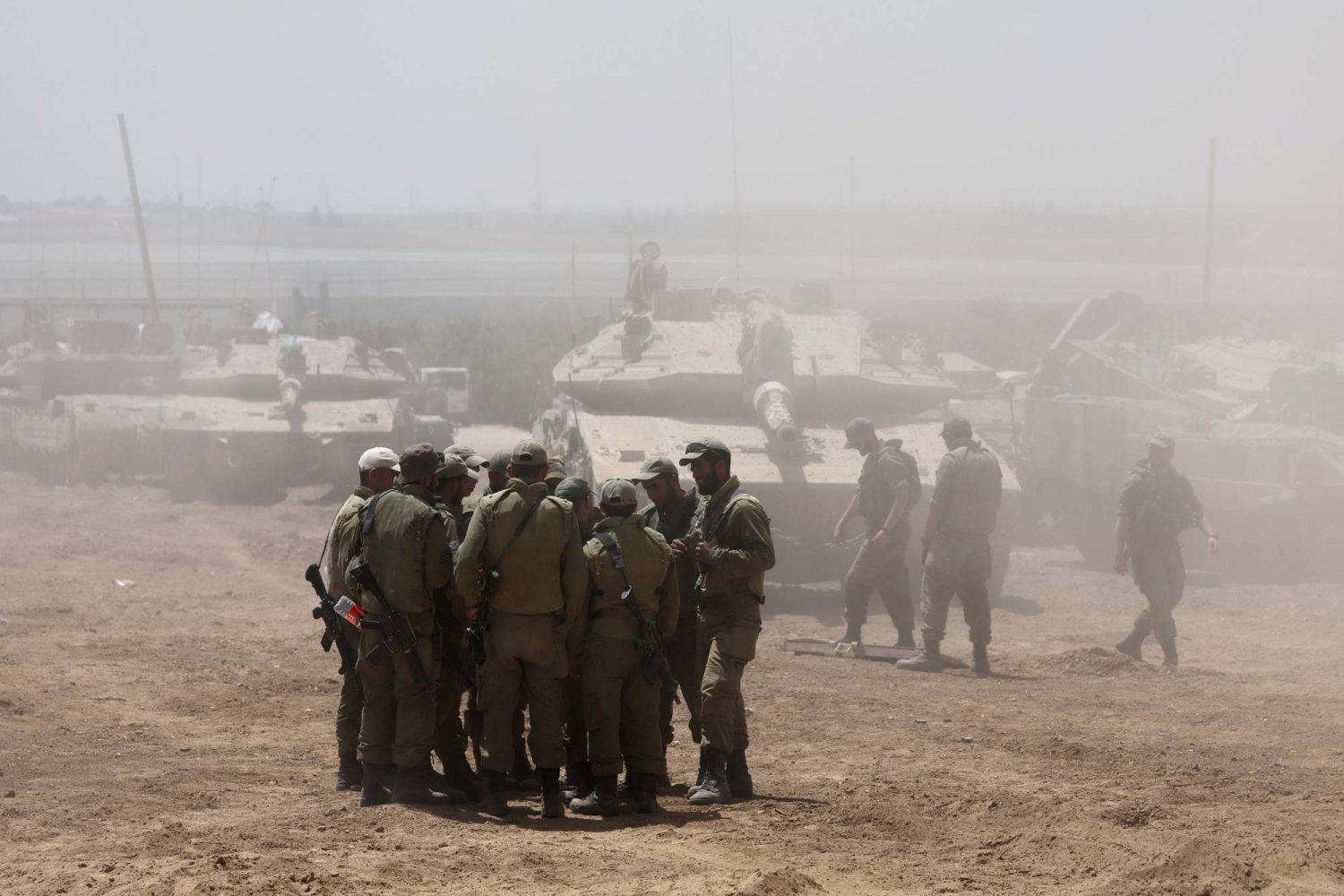 Gazze Şeridi sınırında toplanan İsrail askerleri (EPA)