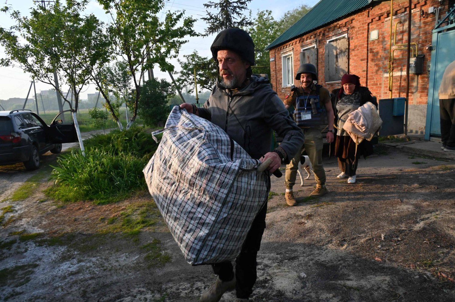  Ukraynalı gönüllüler, Harkiv şehrinin kuzeyindeki bölgelerde yerel sakinlerin evlerini tahliye etmelerine yardımcı oluyor (AFP)