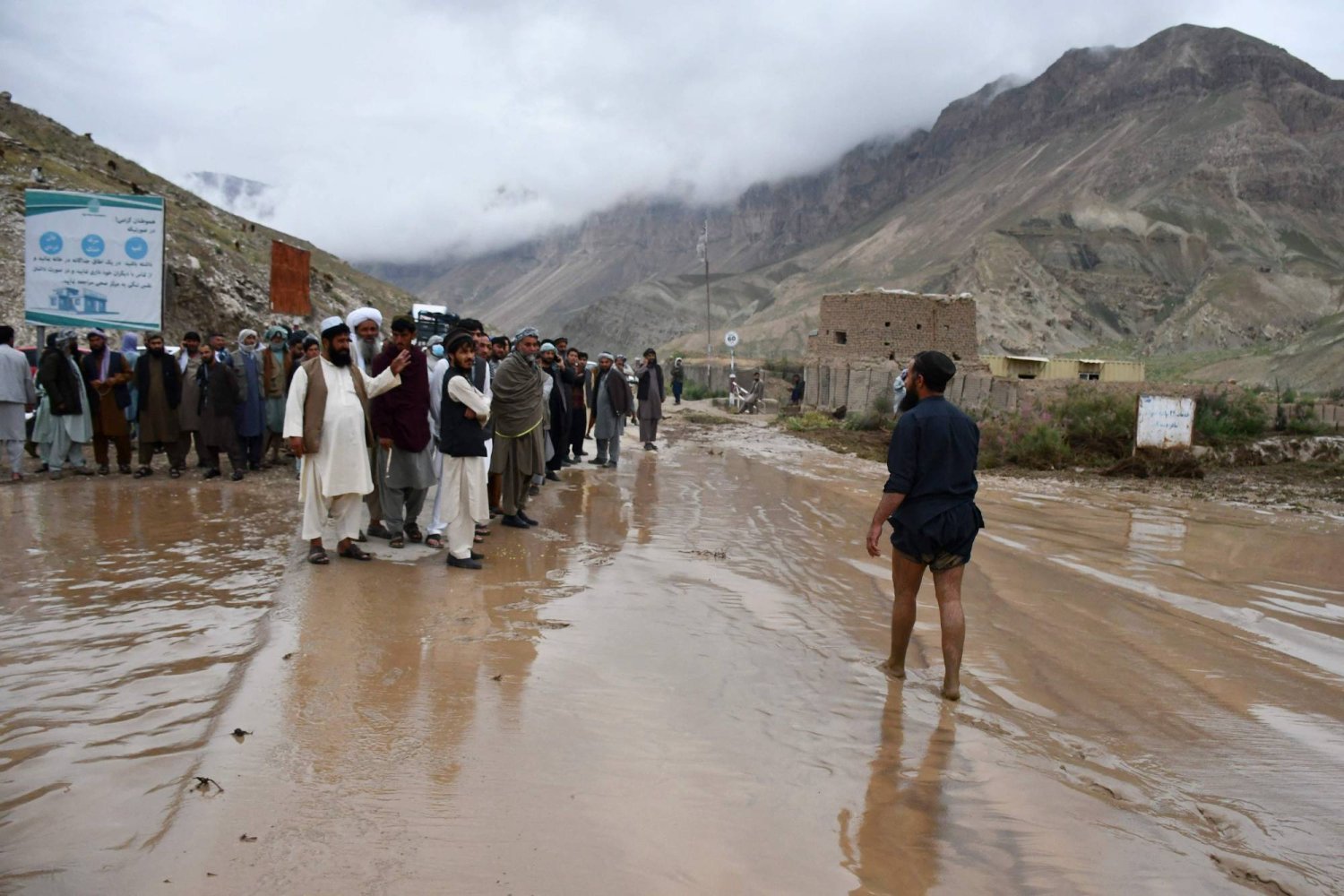 Samangan ile Mezar-ı Şerif arasındaki bölgede çamurun içindeki Afganlar, (AFP)
