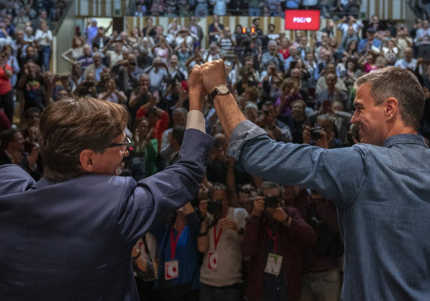  İspanya Başbakanı Pedro Sanchez ve Sosyalist aday Salvador Illa, Barselona yakınlarındaki Vilanova Y La Gertru'da düzenlenen bir seçim mitingi sırasında kalabalığı selamlıyor. (AP) 