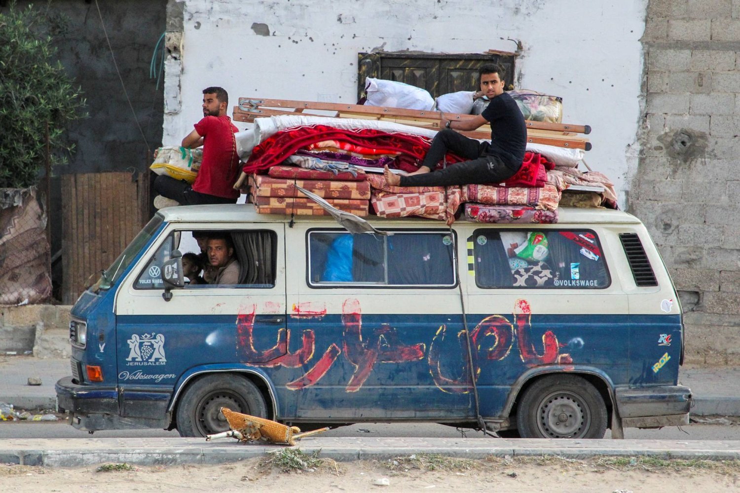 Eşyalarından geriye kalanlarla birlikte Refah’tan ayrılan Filistinliler (Reuters)