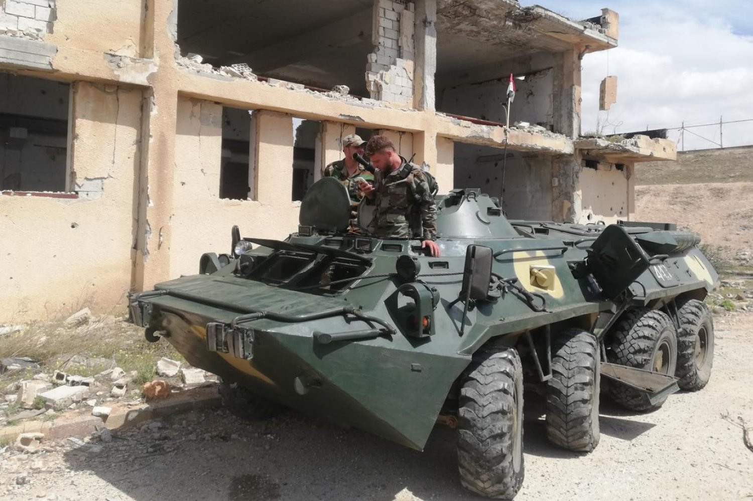 Yerel kaynakların bildirdiğine göre Suveyda’yı Şam’a bağlayan ana yolda onlarca askeri araç hareket ediyor (Independent Arabia)