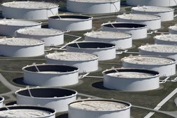 Cushing Center, Oklahoma'da yukarıdan görülen ham petrol depolama tankları (Reuters)
