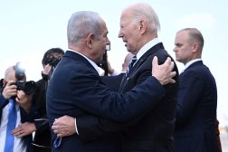 ABD Başkanı Joe Biden İsrail'e gelişinde ve 18 Ekim 2023'te İsrail Başbakanı Binyamin Netanyahu tarafından karşılandığında (AFP)