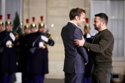 Fransa Cumhurbaşkanı Emmanuel Macron, Ukraynalı mevkidaşı Vladimir Zelenskiy ile (Reuters-Arşiv)