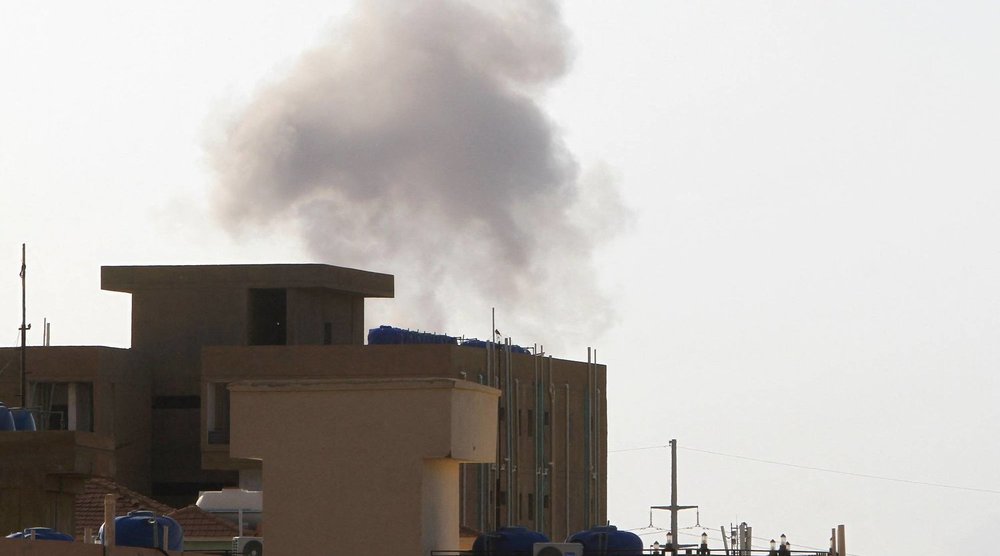 Sudan’ın başkenti Hartum'daki çatışmalar sırasında gökyüzüne yükselen dumanlar (AFP)
